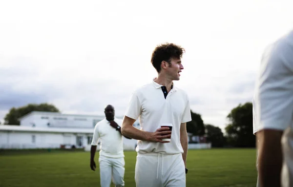 Cricket Speler Bezit Van Een Kopje Koffie Papier — Stockfoto