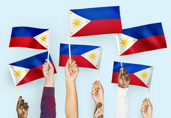 Χέρια Που Κυματίζουν Τις Σημαίες Των Φιλιππίνων — Φωτογραφία Αρχείου