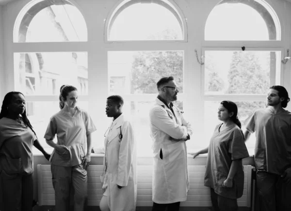 Groupe Professionnels Médicaux Discutant Dans Couloir Hôpital — Photo