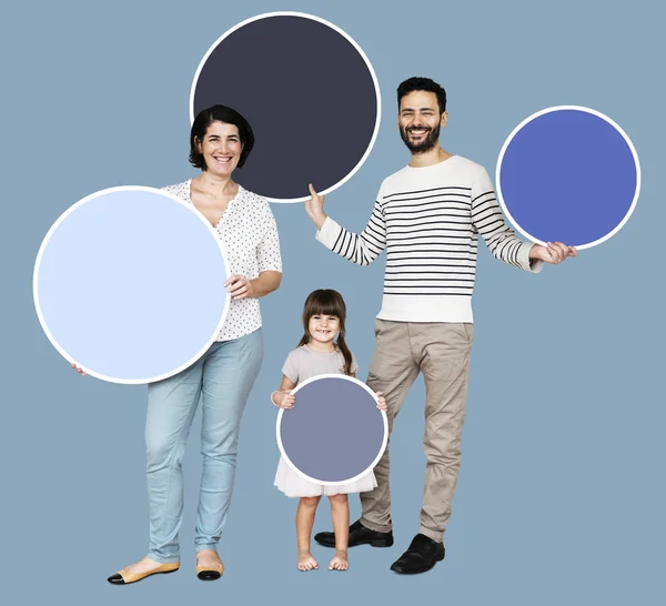 Familia Feliz Sosteniendo Tablas Vacías Redondas —  Fotos de Stock