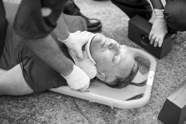 Equipo Paramédico Colocando Collar Cervical Hombre Herido — Foto de Stock