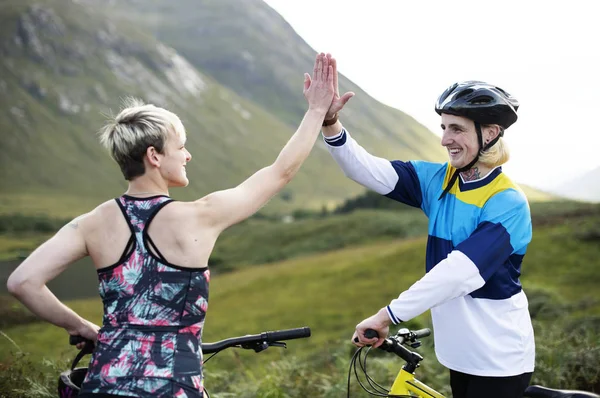 Ciclistas Dando Uns Aos Outros Alto Cinco — Fotografia de Stock