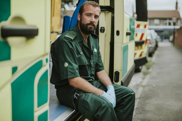 職場で救急車と救急隊員 — ストック写真