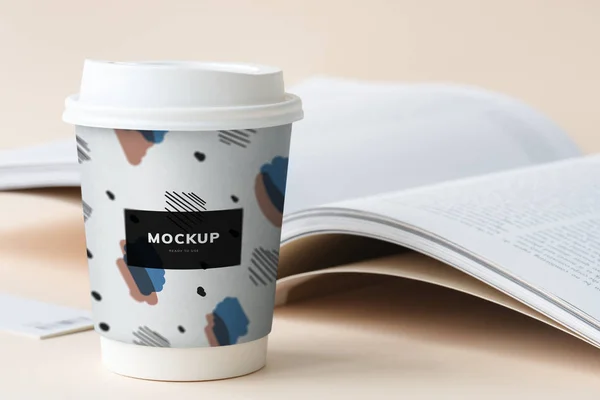 Takeaway Kaffe Kopp Mockup Ett Bord Med Öppen Bok — Stockfoto