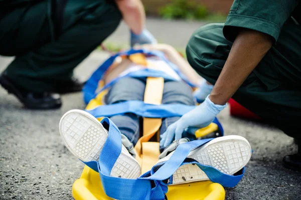 Squadra Paramedica Che Soccorre Giovane Paziente Critico — Foto Stock