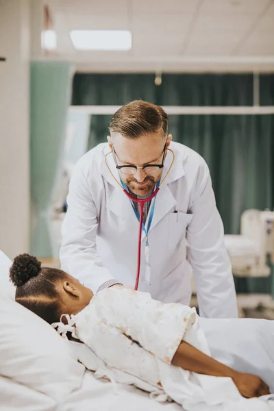 Arzt Hört Auf Den Herzschlag Eines Kleinen Mädchens — Stockfoto