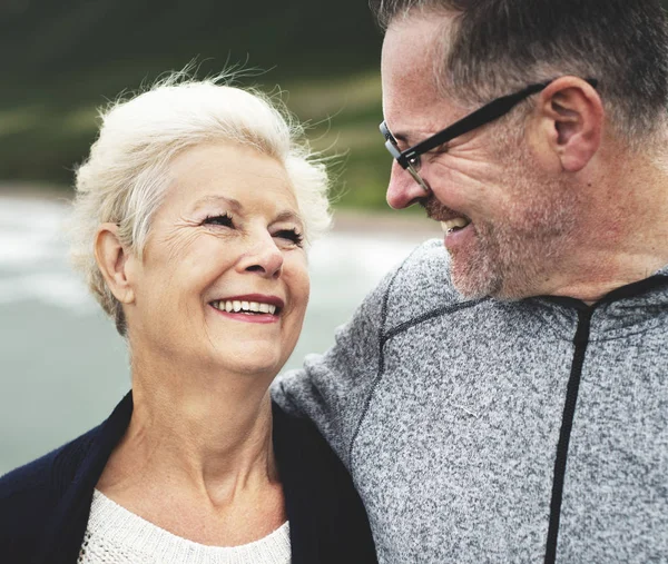 Feliz Pareja Ancianos Pie Juntos — Foto de Stock