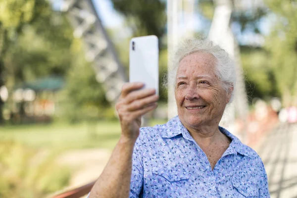 Γλυκό Ανώτερος Γυναίκα Βγάζει Μια Selfie — Φωτογραφία Αρχείου