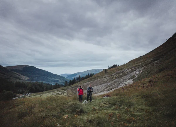 Couple Trekking Glen Etive Scotland — Stock Photo, Image