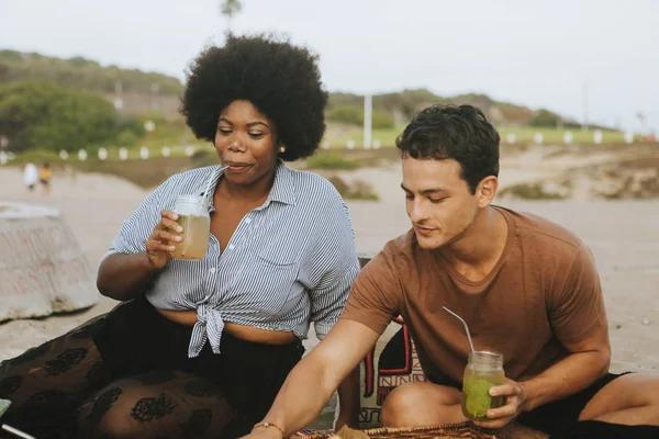 Friends Śpiewają Razem Piknik Plaża — Zdjęcie stockowe