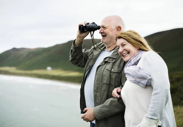 Felice Coppia Anziana Godendo Con Binocolo — Foto Stock