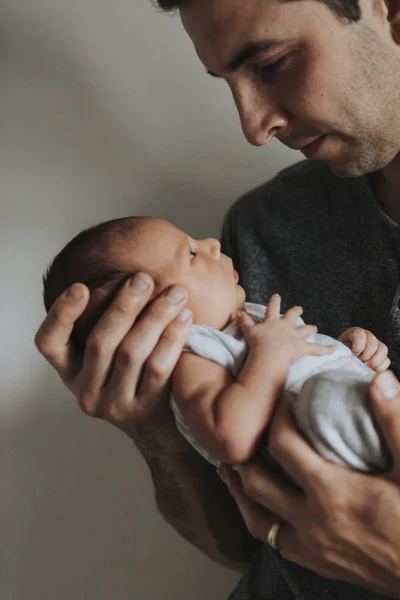 Ung Pappa Håller Sin Baby — Stockfoto