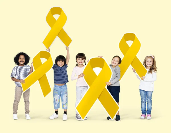Altın Şeritler Çocukluk Kanseri Bilinçlendirme Destekleyen Tutan Çocuklar — Stok fotoğraf