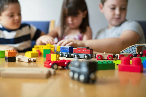 Irmãos Brincando Com Blocos Trens Carros — Fotografia de Stock