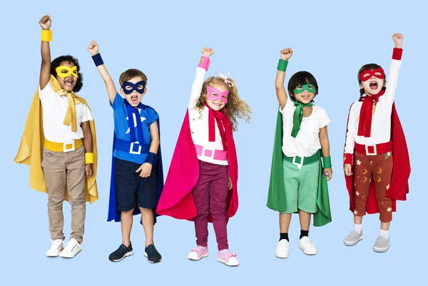 Fröhliche Kinder Superheldenkostümen — Stockfoto