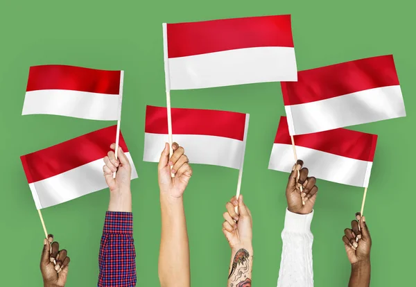 Χέρια Που Κυματίζουν Τις Σημαίες Της Ινδονησίας — Φωτογραφία Αρχείου