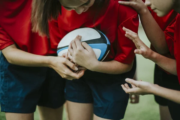 Close Jogador Rugby Feminino Com Uma Bola — Fotografia de Stock