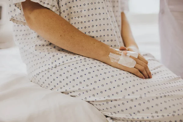 Mujer Sentada Cama Hospital — Foto de Stock