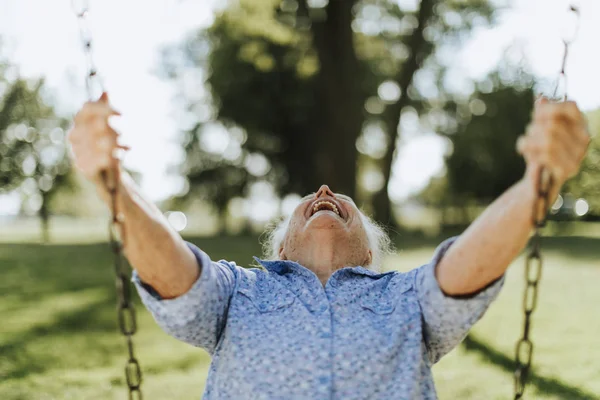 Fröhliche Seniorin Auf Schaukel Auf Spielplatz — Stockfoto