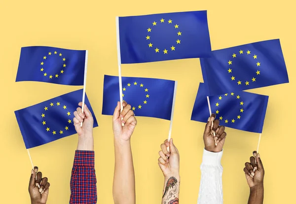 Χέρια Που Κυματίζουν Τις Σημαίες Της Ευρωπαϊκής Ένωσης — Φωτογραφία Αρχείου