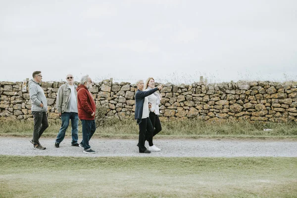 Grupp Äldre Människor Promenera Tillsammans — Stockfoto