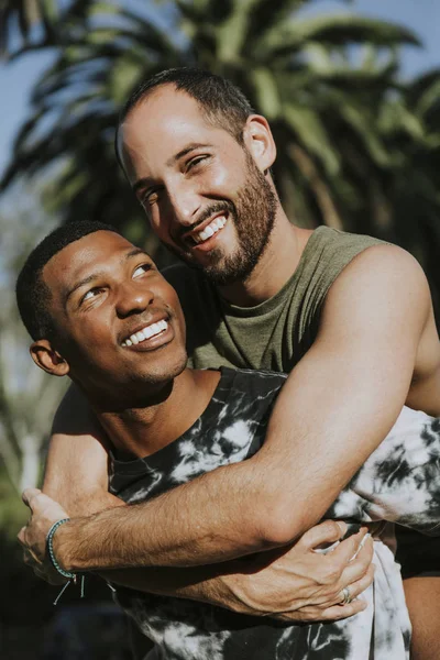 Gay Couple Câlin Dans Parc — Photo