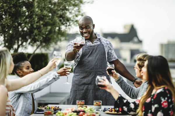 Amigos Brindam Com Chef Uma Festa Verão — Fotografia de Stock