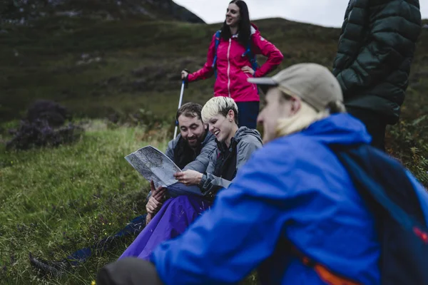 Friends Finding Way Map — Stock Photo, Image