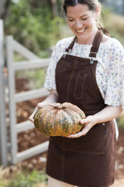 Female Farmer Holding Large Pumpkin — Stock Photo, Image