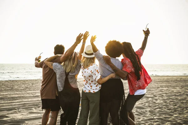 Amigos Viendo Puesta Sol Playa — Foto de Stock