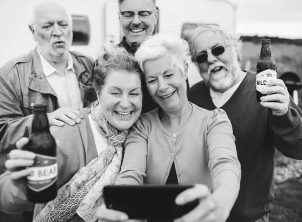 Šťastní Senioři Užívat Selfie — Stock fotografie