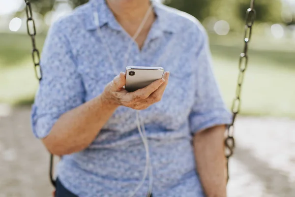 Senior Kobieta Słuchania Muzyki Przez Słuchawki — Zdjęcie stockowe