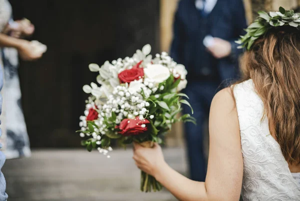 Braut Geht Die Treppe Zur Kapelle Hinauf — Stockfoto