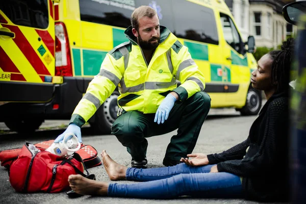 Infirmier Médical Surveille Une Femme Blessée Sur Une Route — Photo