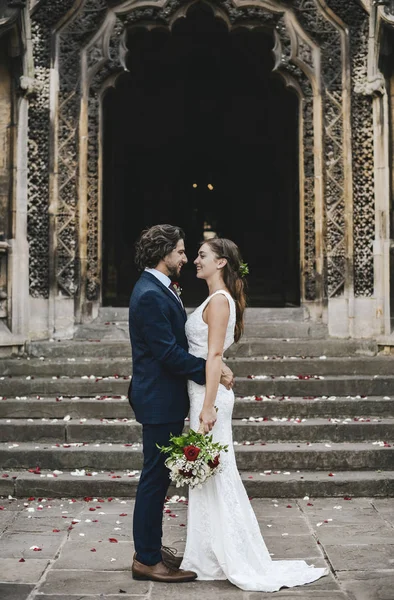 Feliz Casal Recém Casado Igreja — Fotografia de Stock