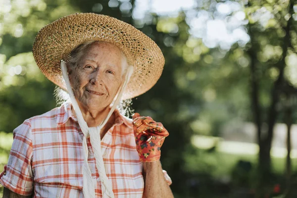 Πορτρέτο Ενός Ευτυχής Ανώτερος Γυναίκα Ένα Ψάθινο Καπέλο — Φωτογραφία Αρχείου