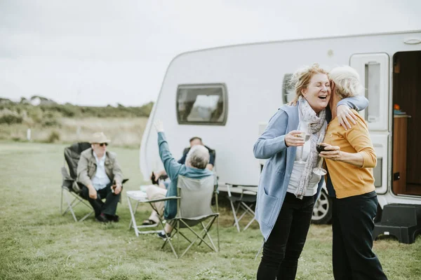 Heureuses Femmes Âgées Qui Embrassent — Photo