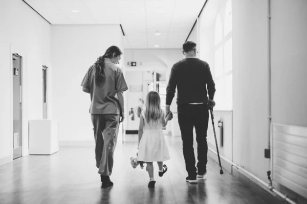 Κόρη Περπατώντας Τον Πατέρα Της Αναπηρία — Φωτογραφία Αρχείου