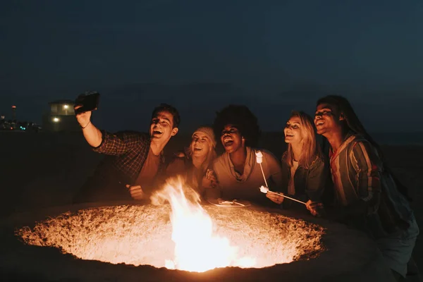 Friends Roasting Marshmallows Mores — Stock Photo, Image