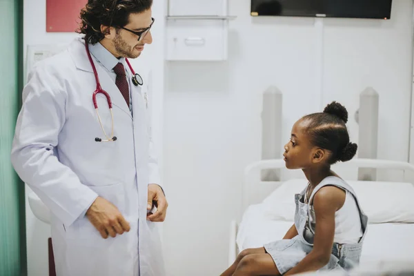 Barnläkare Som Talar Till Hans Lilla Patienten — Stockfoto
