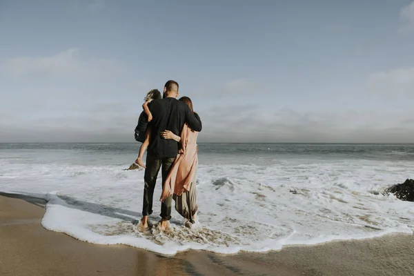 Une Famille Qui Amuse Sur Plage — Photo