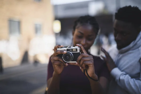 Homem Ensinando Sua Namorada Como Usar Uma Câmera Filme Vintage — Fotografia de Stock