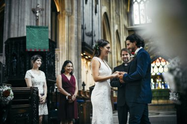 Gelin ve damat bir sunak