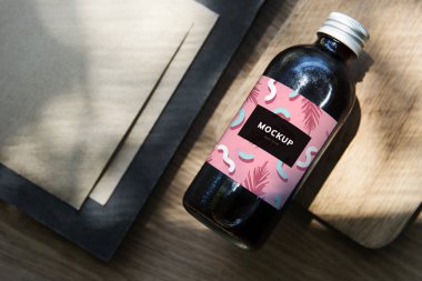 Renkli şişe etiket mockup tasarım