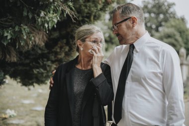 Kocası karısının onun kaybı nedeniyle rahatlatmaya çalışıyor