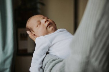 Huzurlu bir bebek uykuda closeup