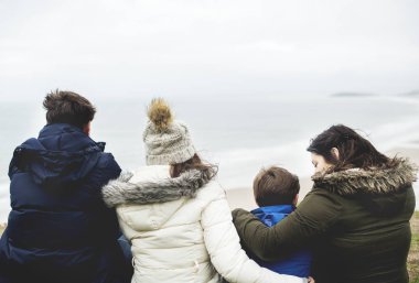 Mutlu aile sahilde zevk