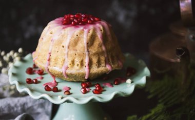 Nar ile tepesinde kubbe şeklinde pasta