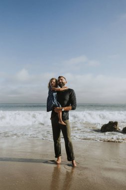 Baba ve kızı bir plajda 