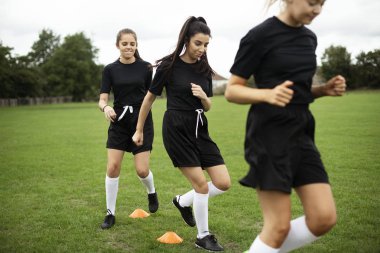 Bayan futbol oyuncular sahada eğitim